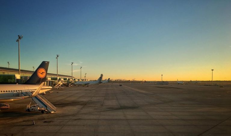 Last business trip this year? #lufthansa #airport #noquieroviajar #bcnairport #pics